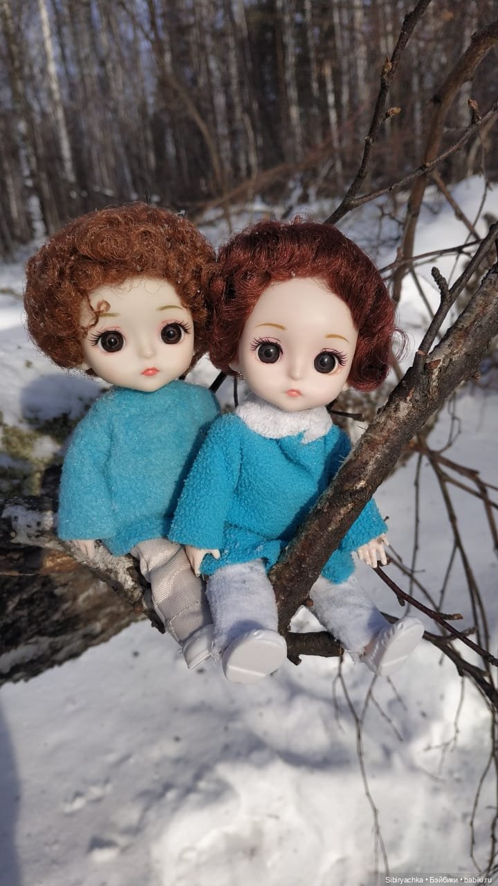 Близнецы Вася и Тася на прогулке в лесу