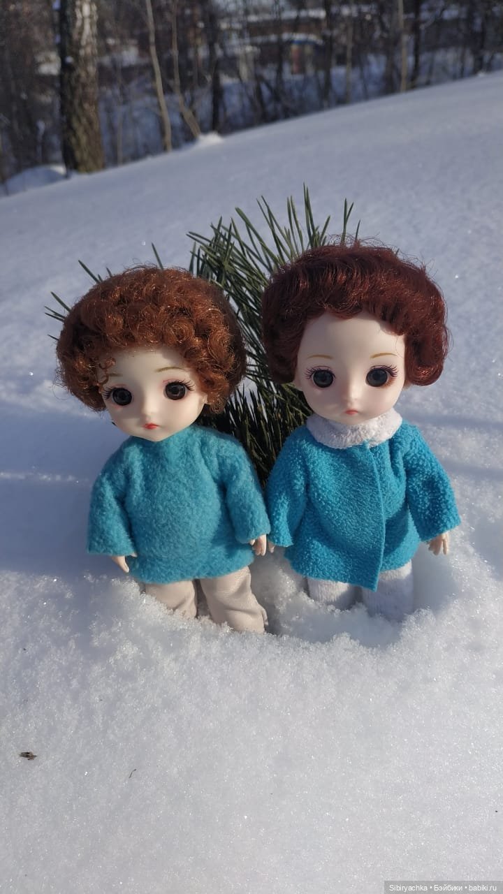 Близнецы Вася и Тася на прогулке в лесу (фото 7)