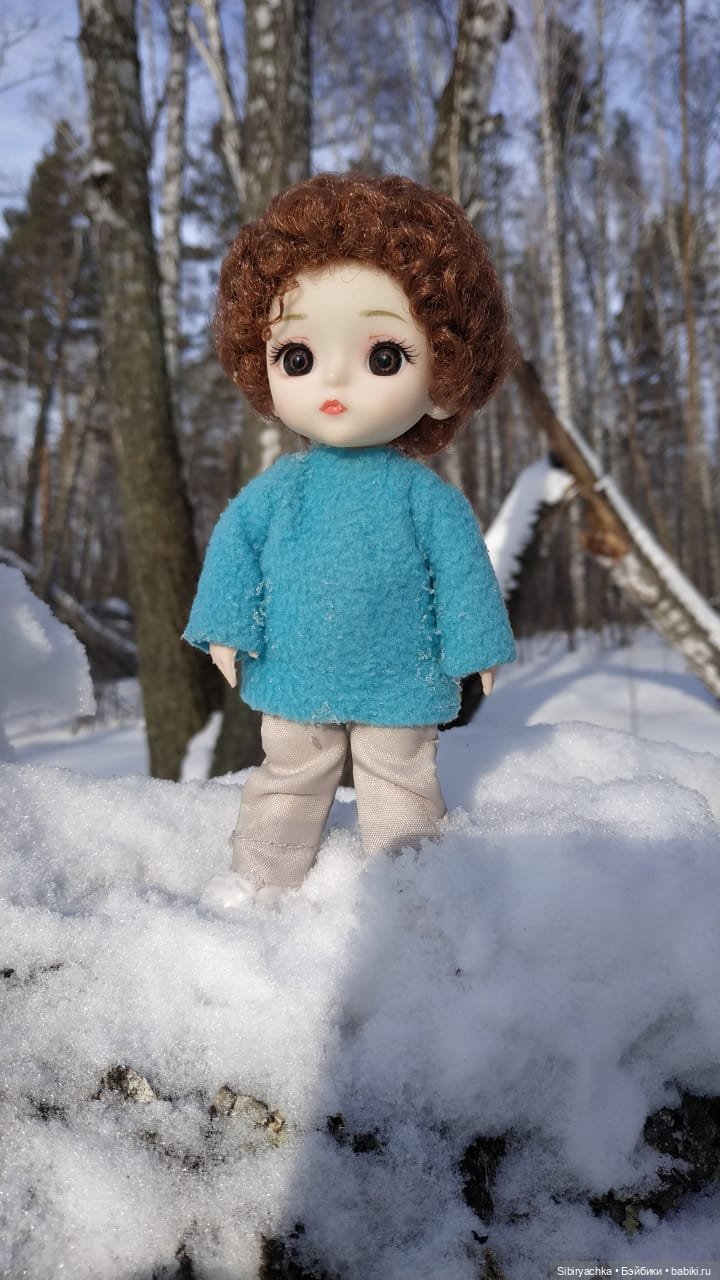 Близнецы Вася и Тася на прогулке в лесу