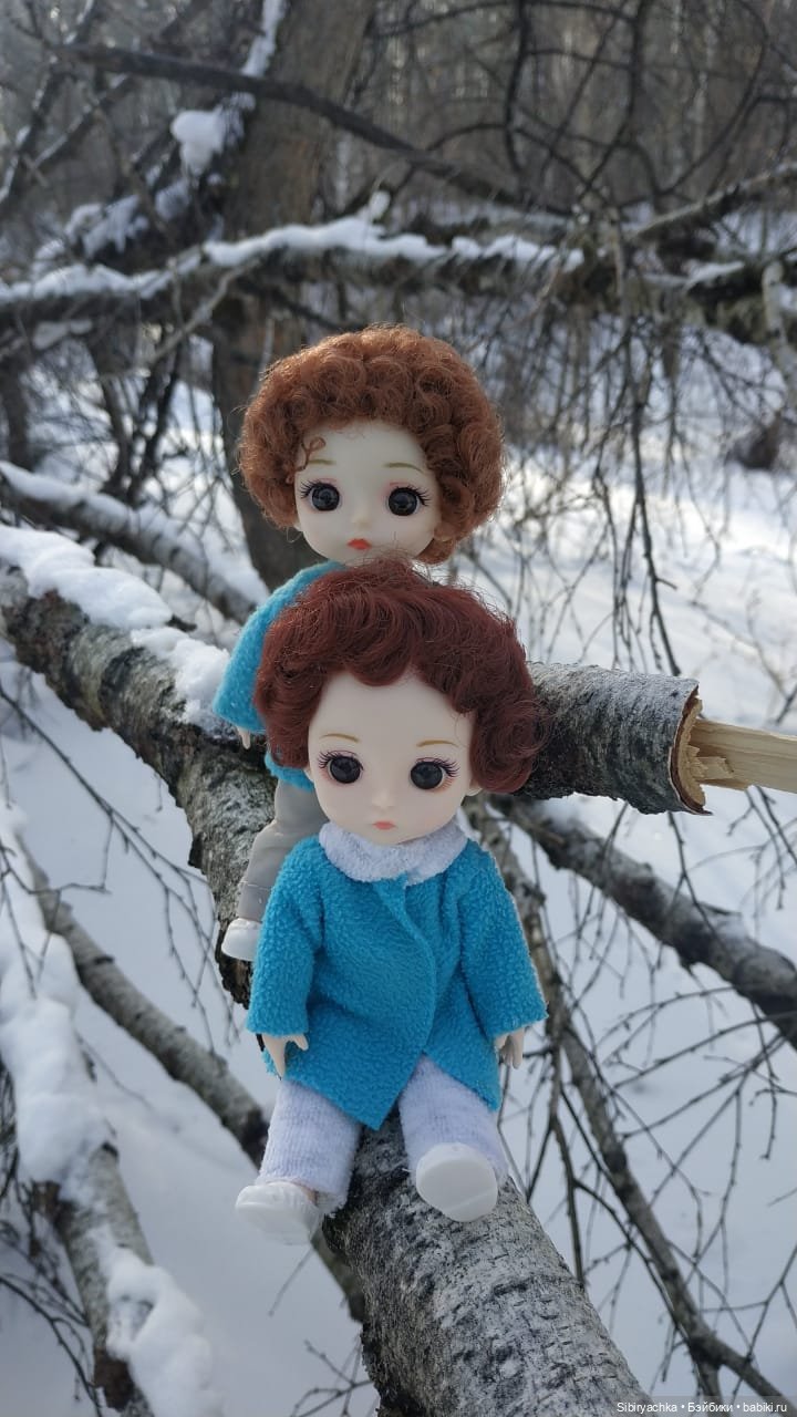 Близнецы Вася и Тася на прогулке в лесу