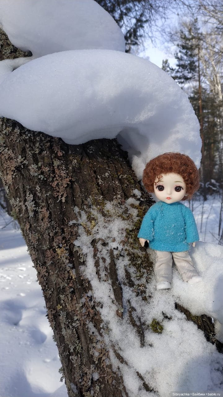 Близнецы Вася и Тася на прогулке в лесу