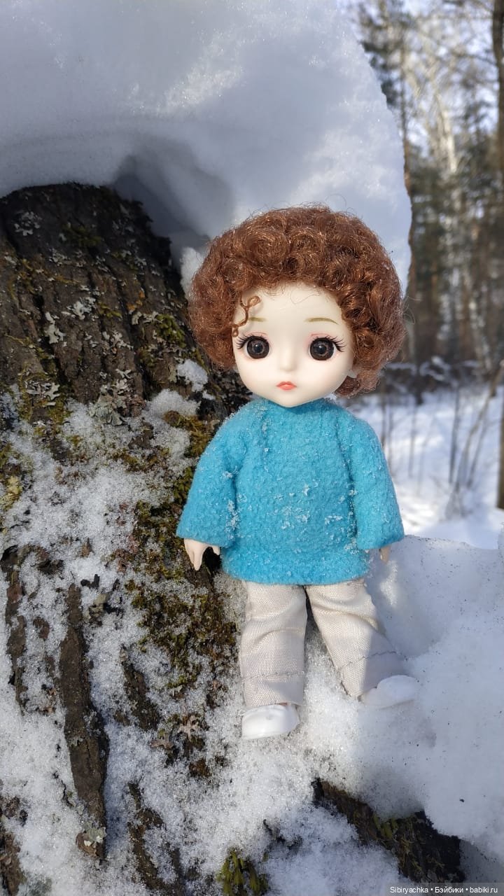 Близнецы Вася и Тася на прогулке в лесу