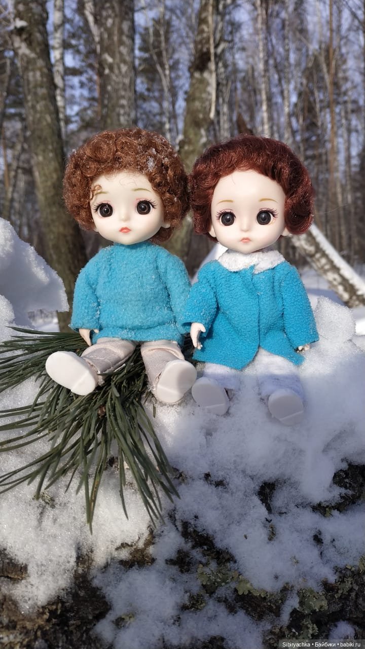 Близнецы Вася и Тася на прогулке в лесу