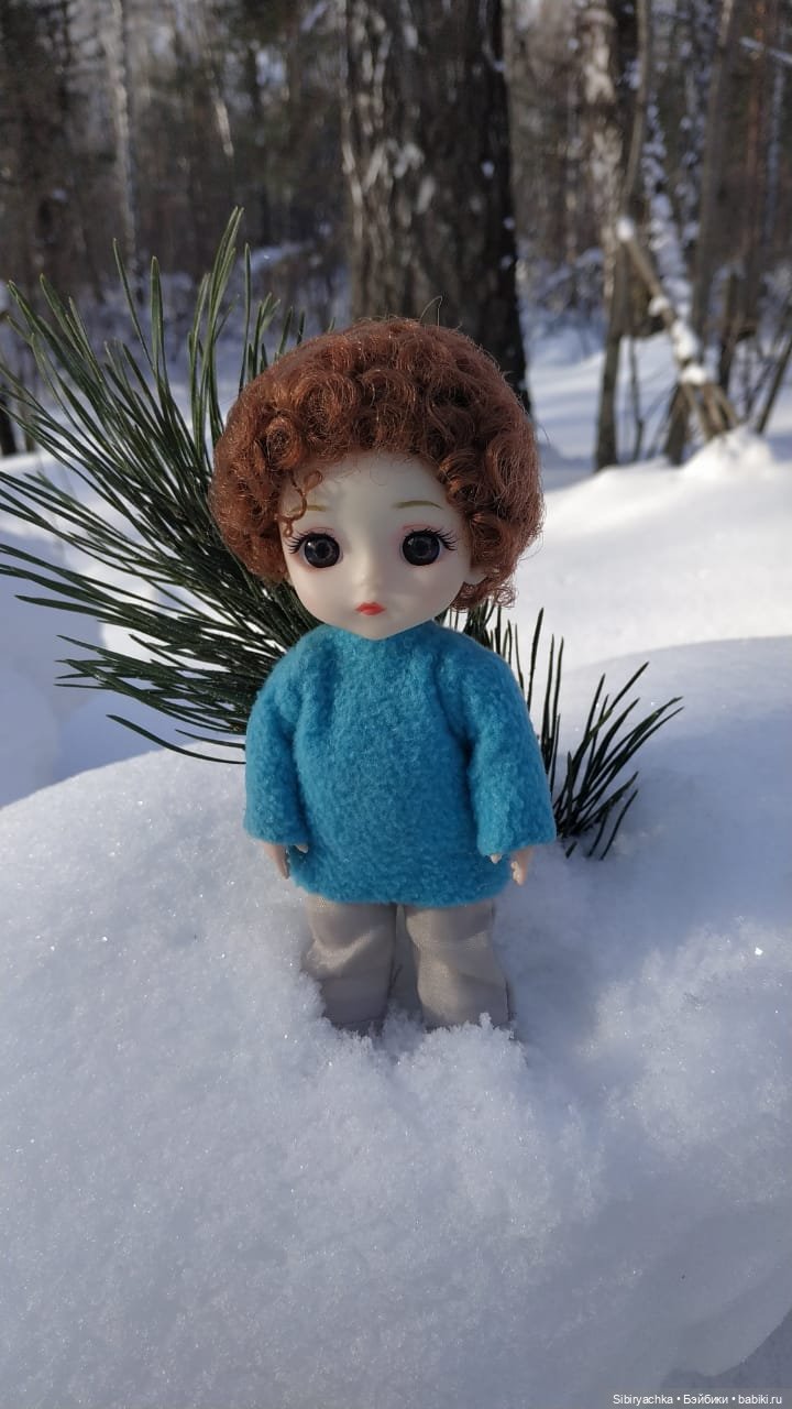 Близнецы Вася и Тася на прогулке в лесу