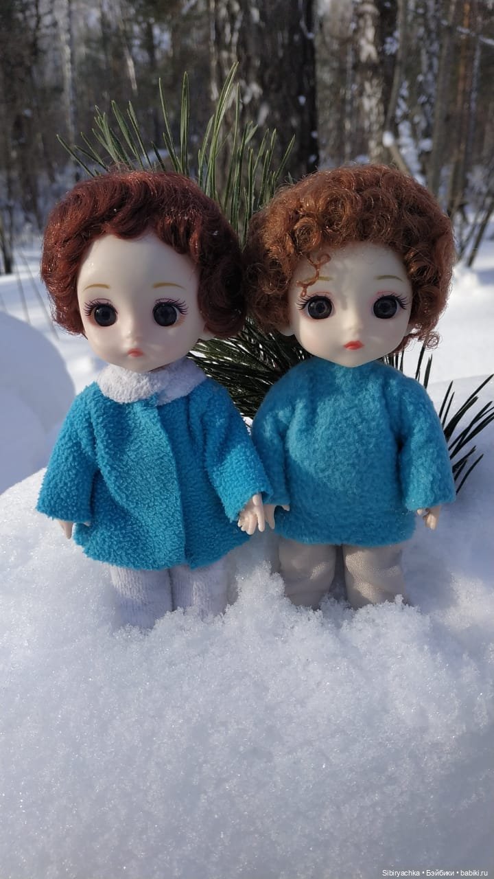 Близнецы Вася и Тася на прогулке в лесу