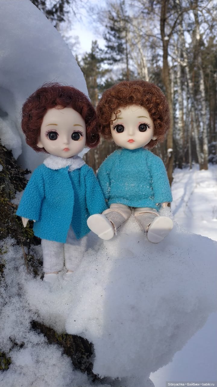 Близнецы Вася и Тася на прогулке в лесу