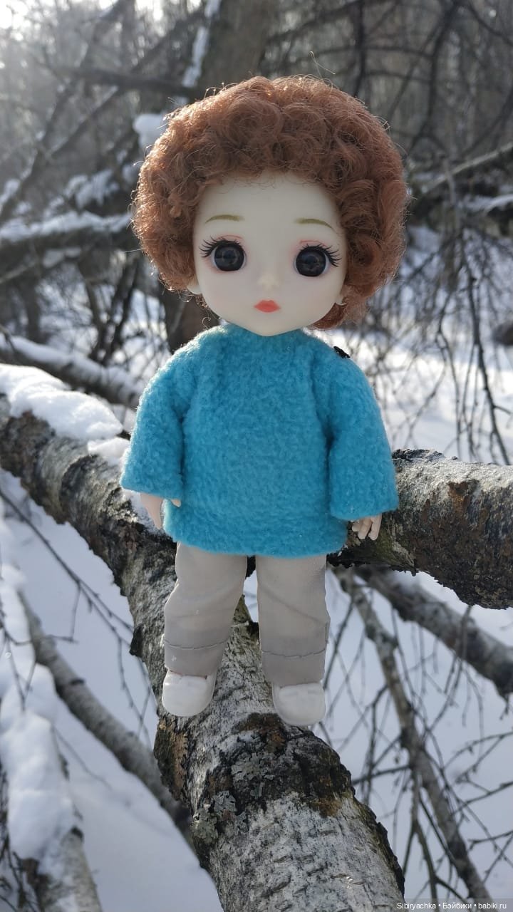 Близнецы Вася и Тася на прогулке в лесу