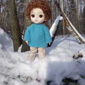 Близнецы Вася и Тася на прогулке в лесу.