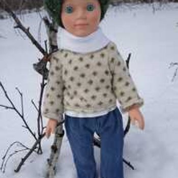 Александр гуляет в лесу.