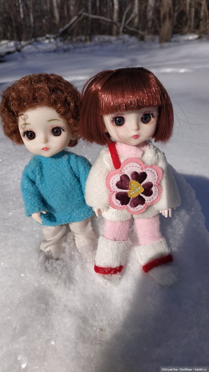 Малыши на прогулке в лесу