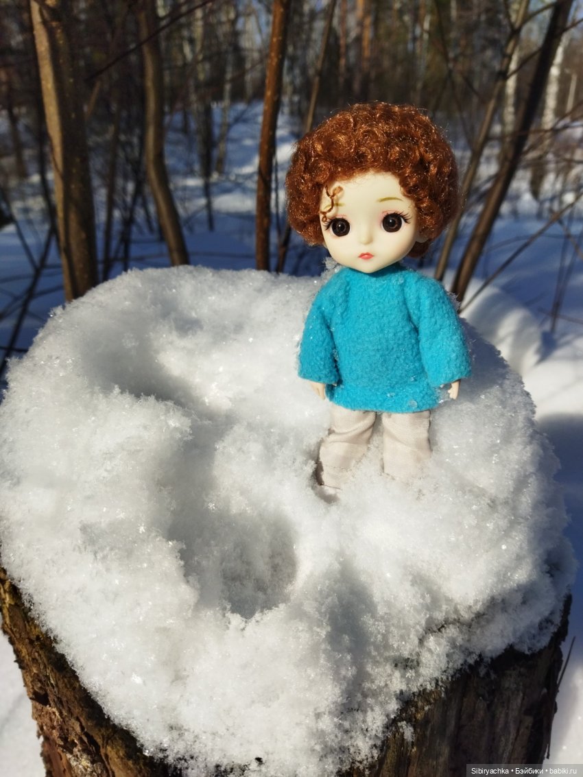 Малыши на прогулке в лесу