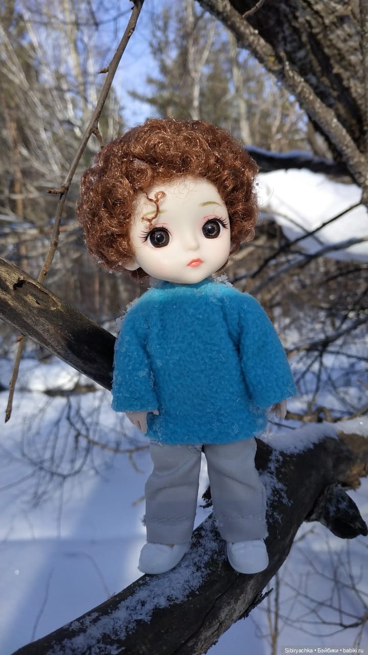 Малыши на прогулке в лесу