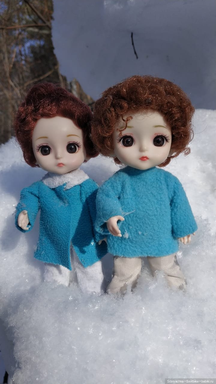 Малыши на прогулке в лесу