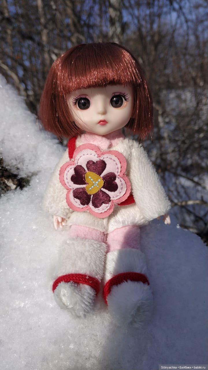 Малыши на прогулке в лесу