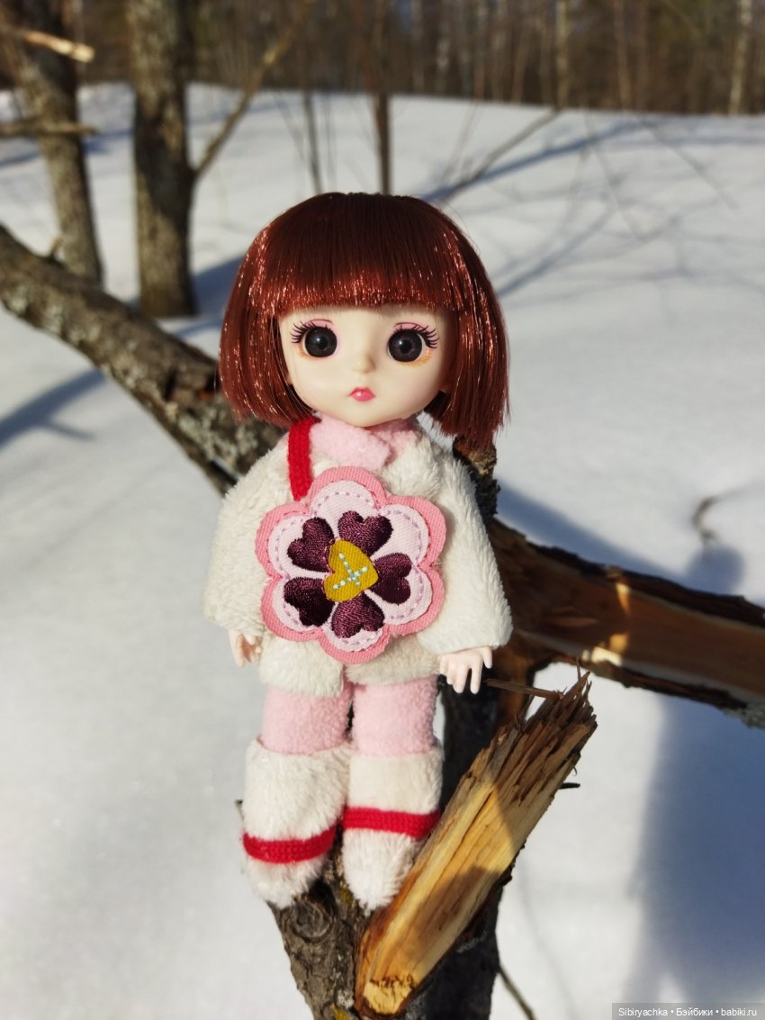 Малыши на прогулке в лесу