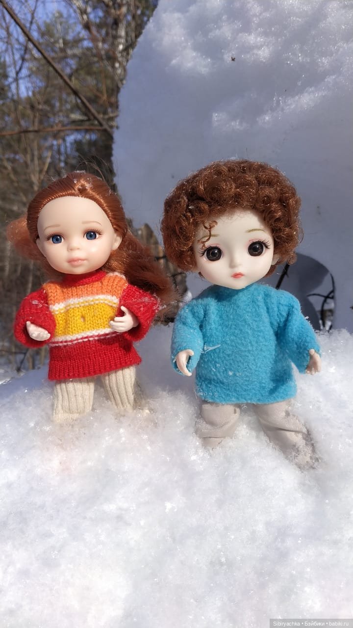 Малыши на прогулке в лесу