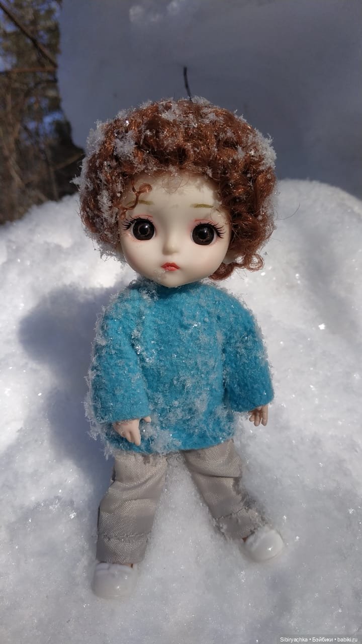 Малыши на прогулке в лесу