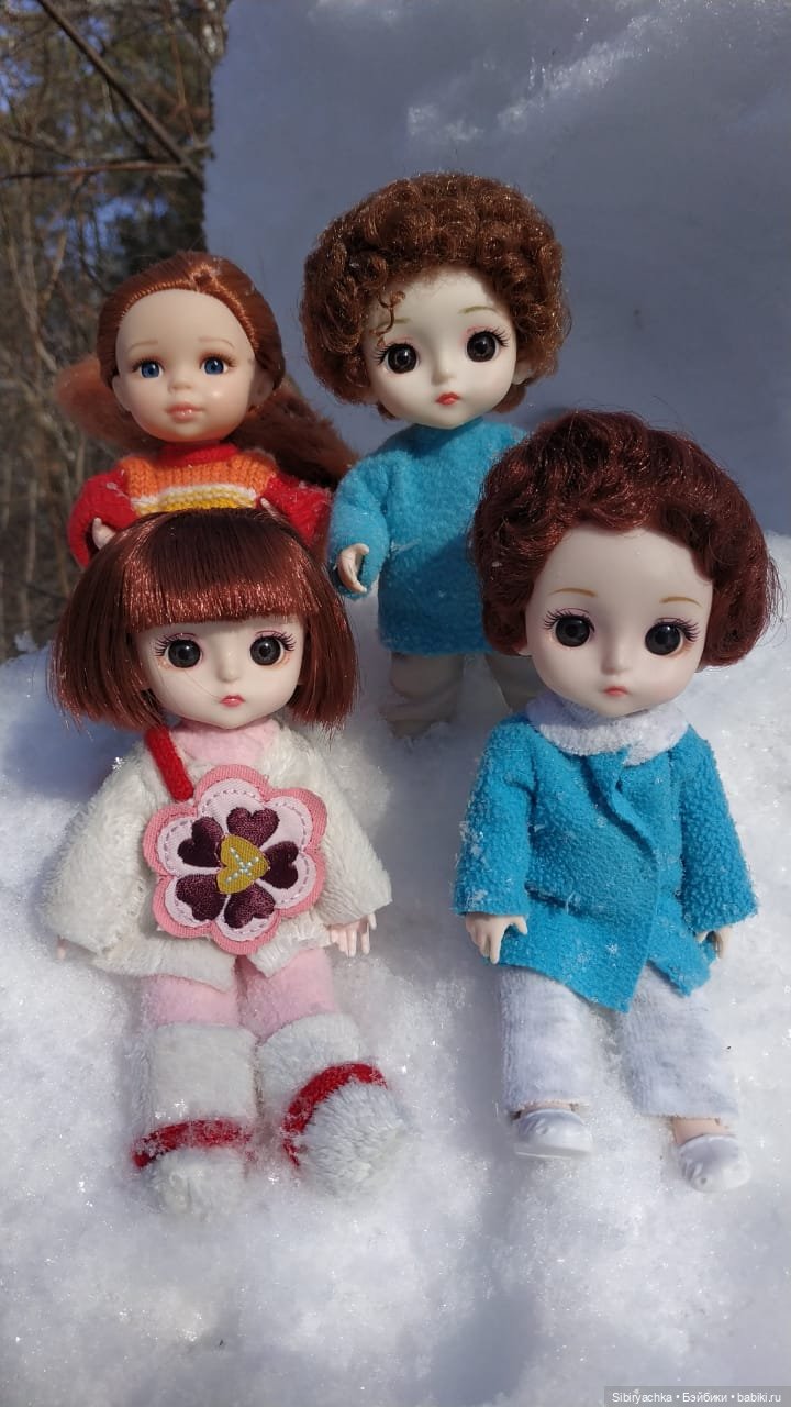 Малыши на прогулке в лесу