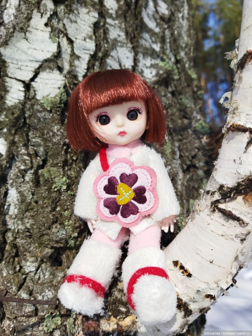 Малыши на прогулке в лесу