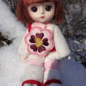 Малыши на прогулке в лесу.