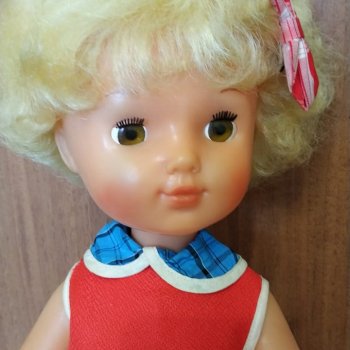 Белокурая малышка из прошлого Валюша.