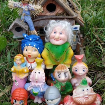 Летние игры со старыми игрушками.