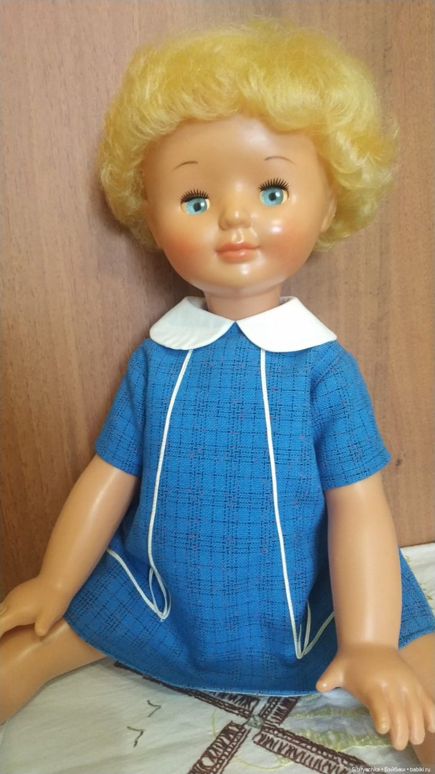 Синий, голубой и белый цвета в кукольной одежде