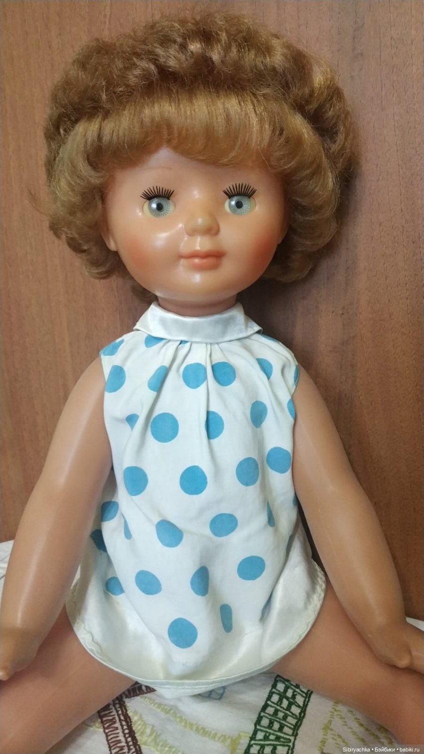 Синий, голубой и белый цвета в кукольной одежде