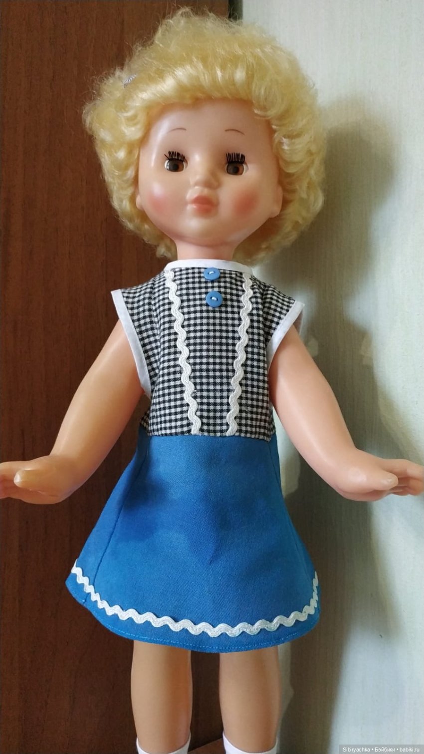Синий, голубой и белый цвета в кукольной одежде
