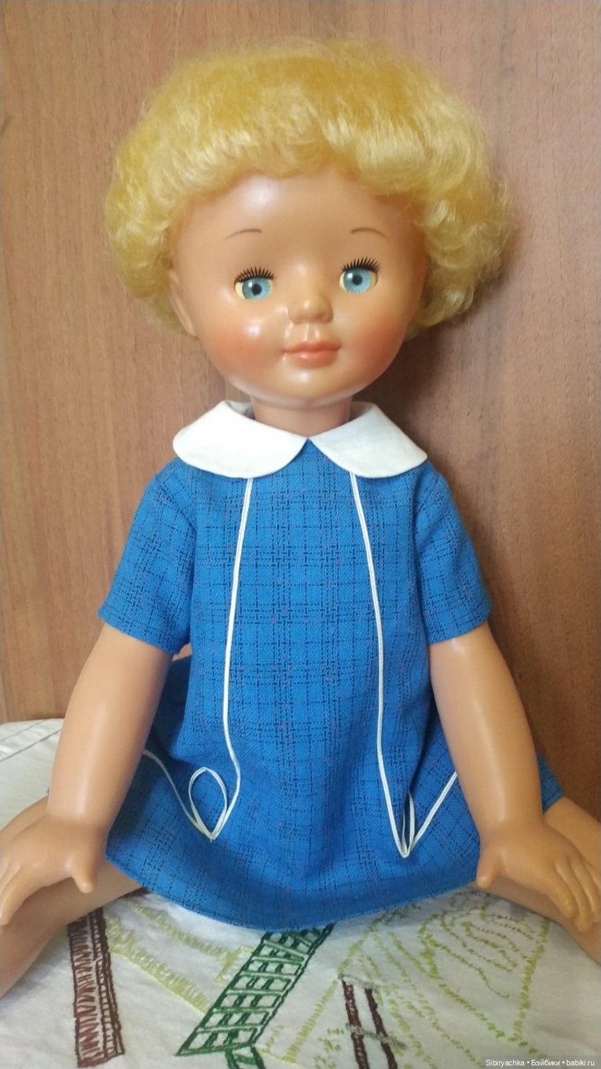 Синий, голубой и белый цвета в кукольной одежде