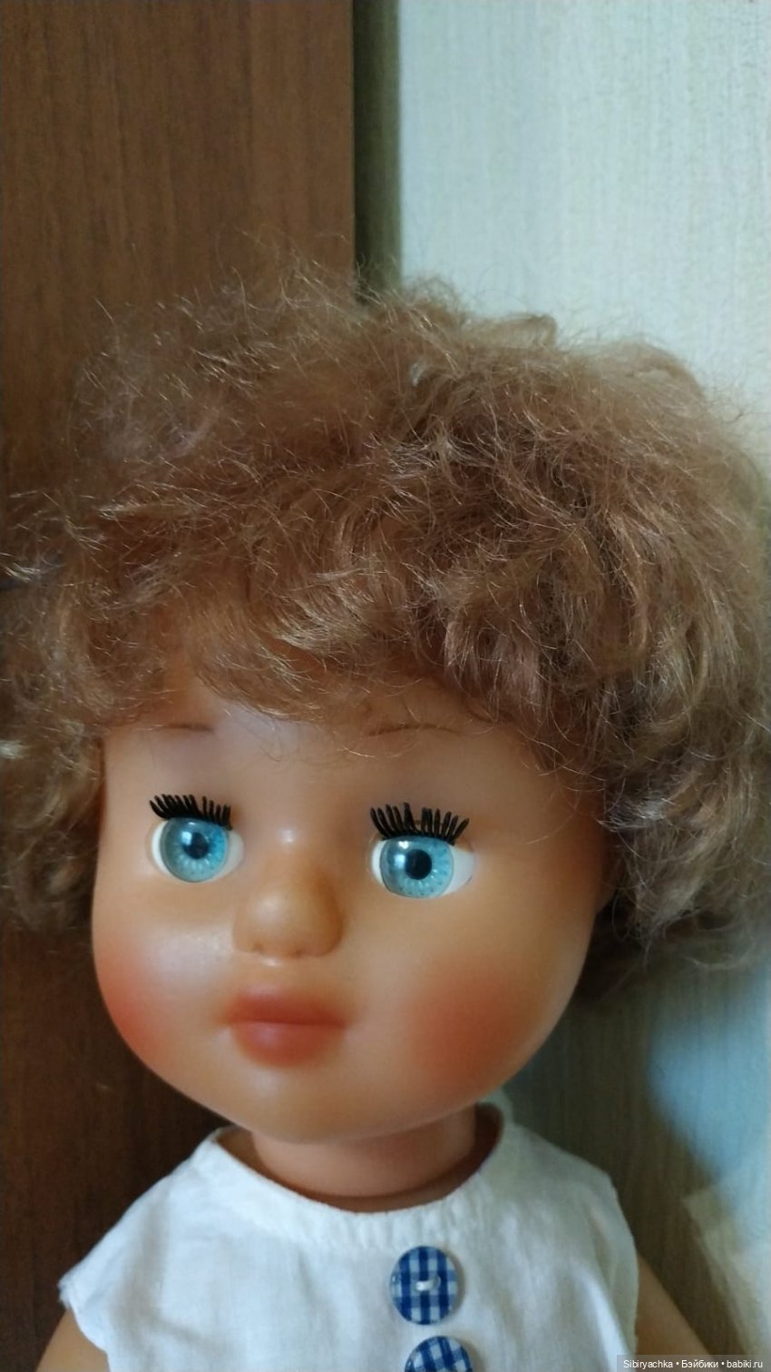 Синий, голубой и белый цвета в кукольной одежде