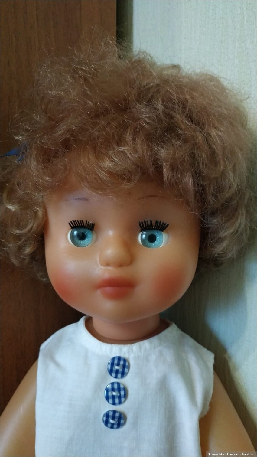 Синий, голубой и белый цвета в кукольной одежде