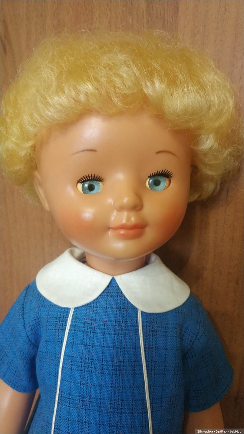 Синий, голубой и белый цвета в кукольной одежде