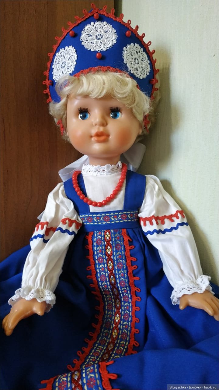 Синий, голубой и белый цвета в кукольной одежде