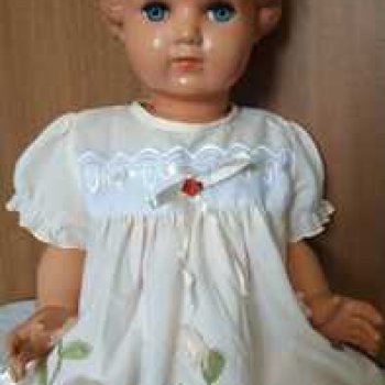 Варенька примеряет наряды к лету.