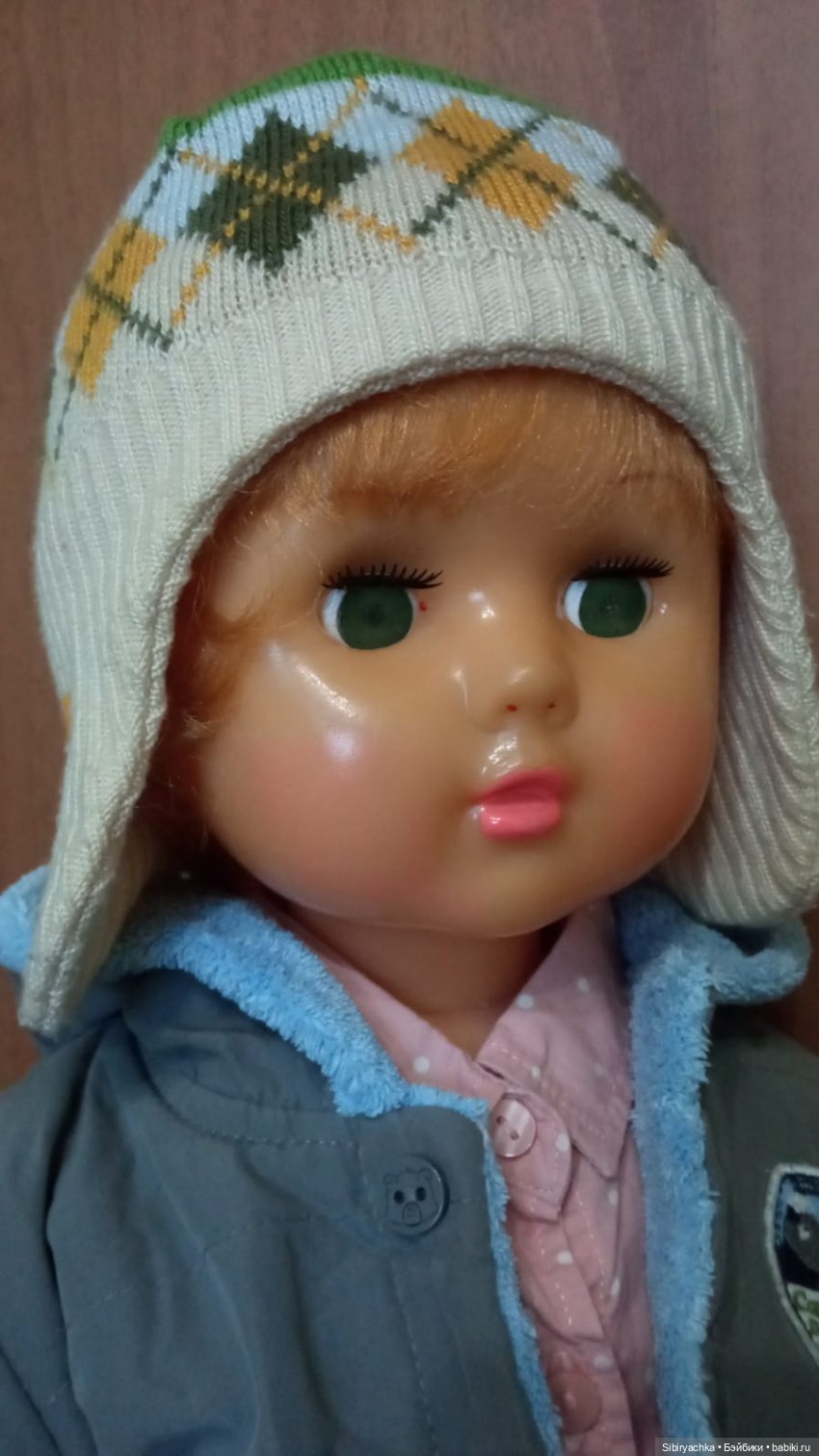 Девочка из прошлого Марина примеряет современную одежду