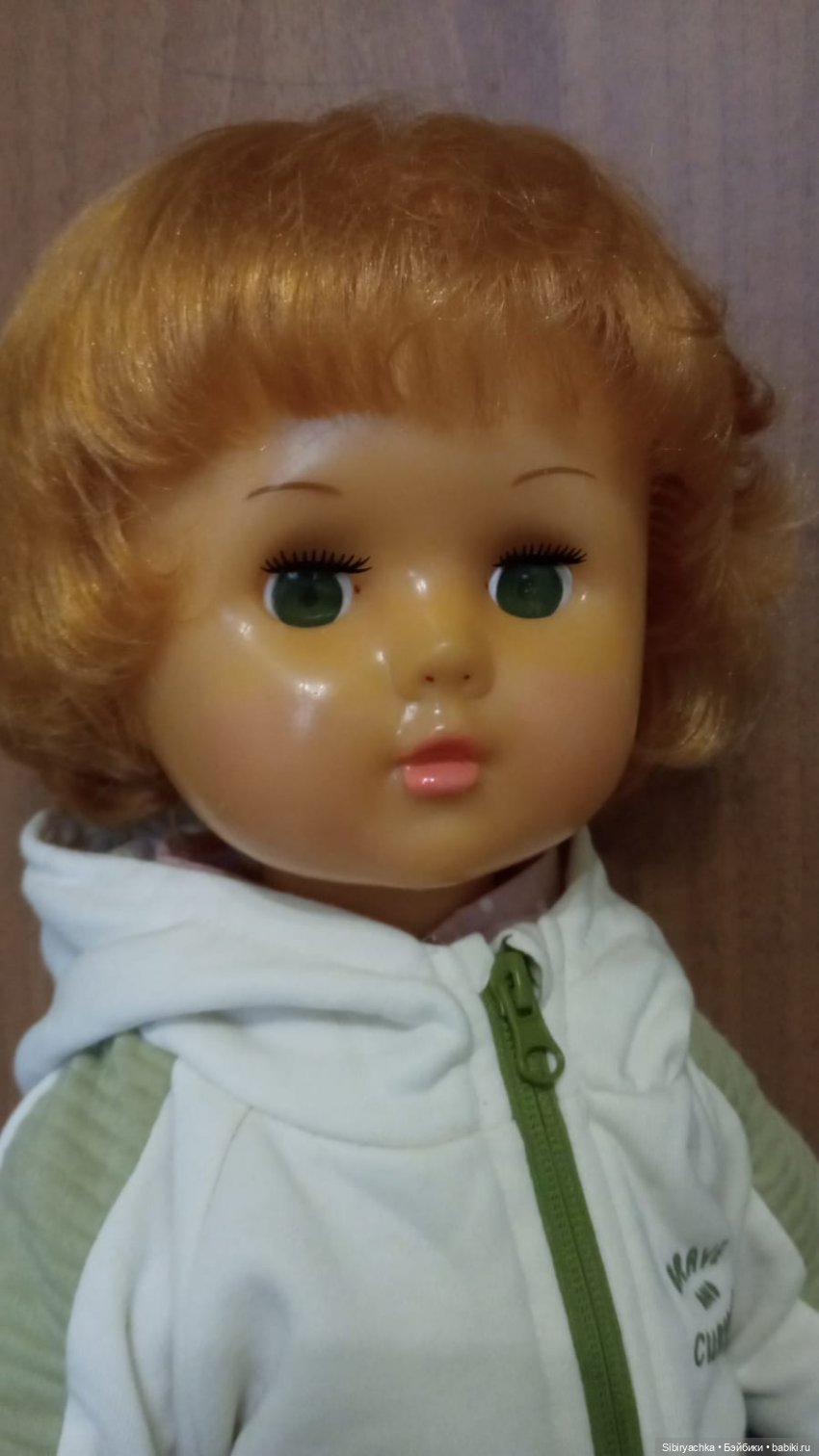 Девочка из прошлого Марина примеряет современную одежду