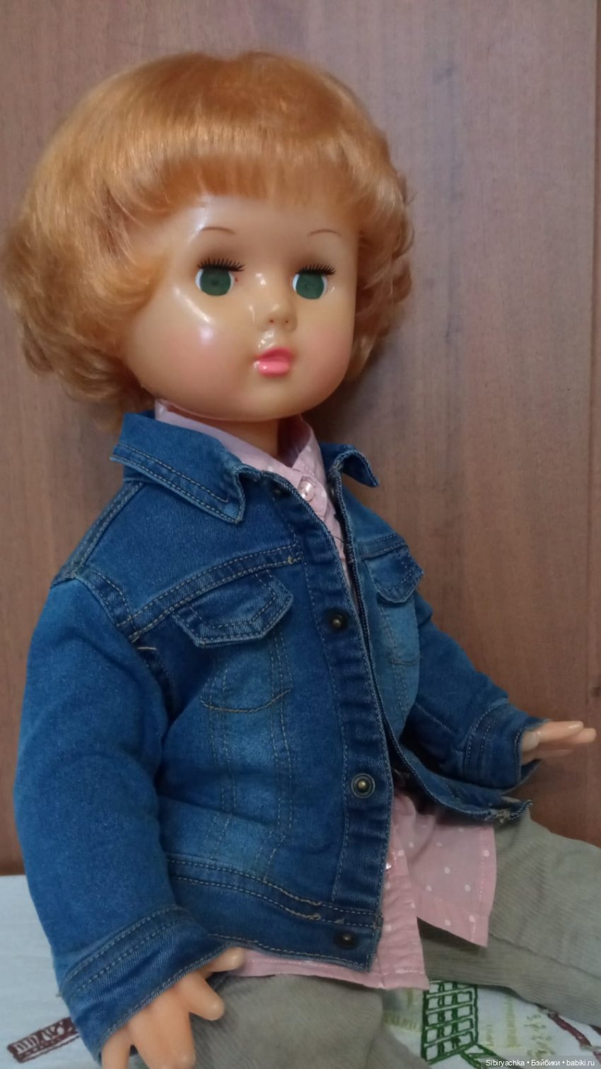 Девочка из прошлого Марина примеряет современную одежду