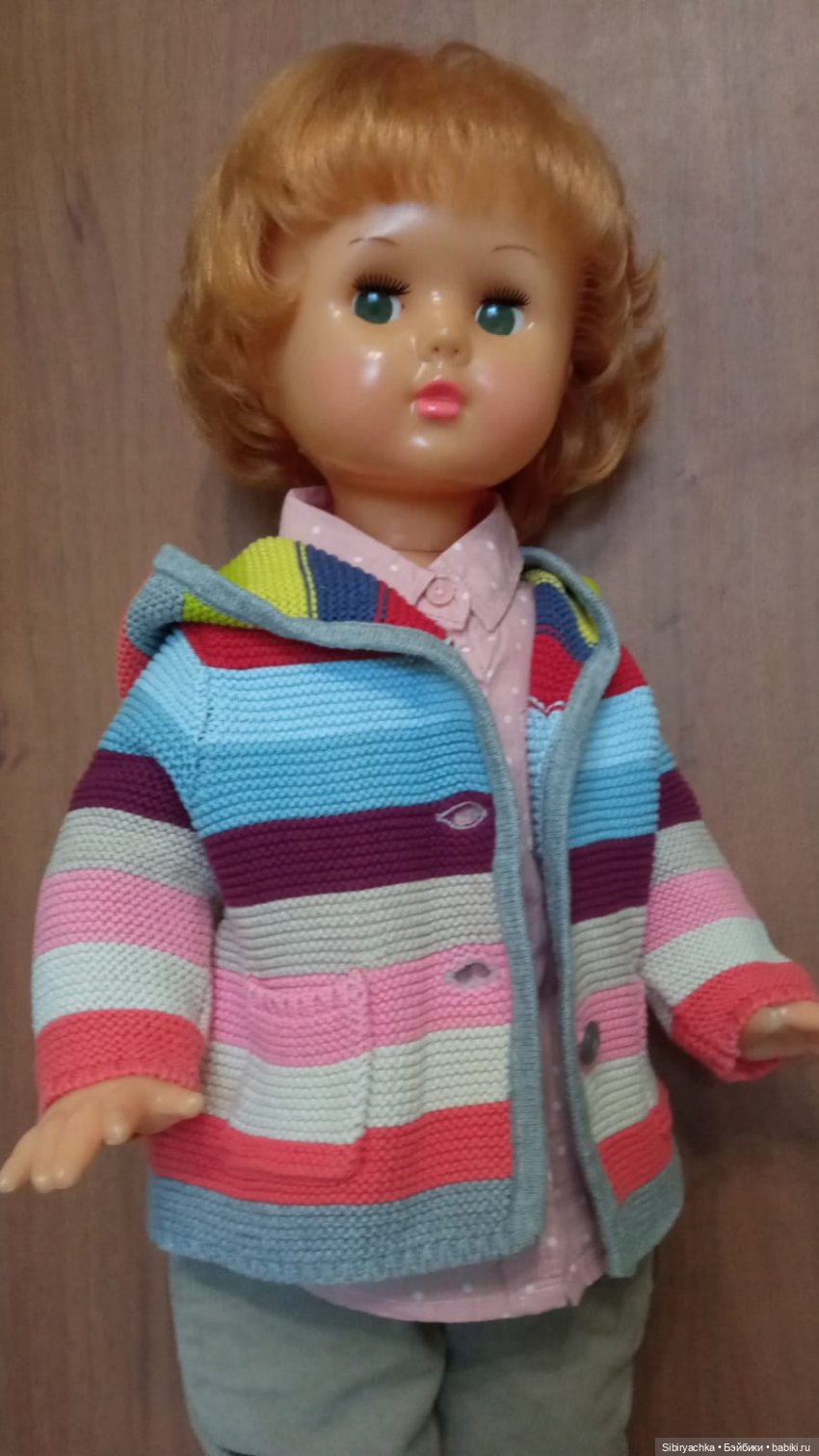 Девочка из прошлого Марина примеряет современную одежду