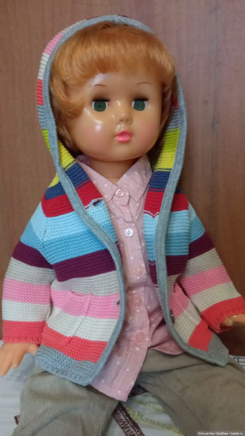 Девочка из прошлого Марина примеряет современную одежду