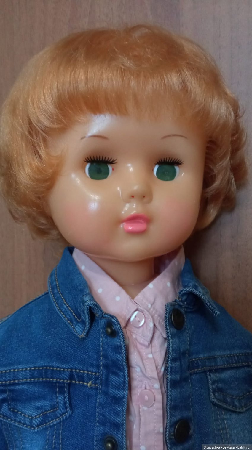 Девочка из прошлого Марина примеряет современную одежду