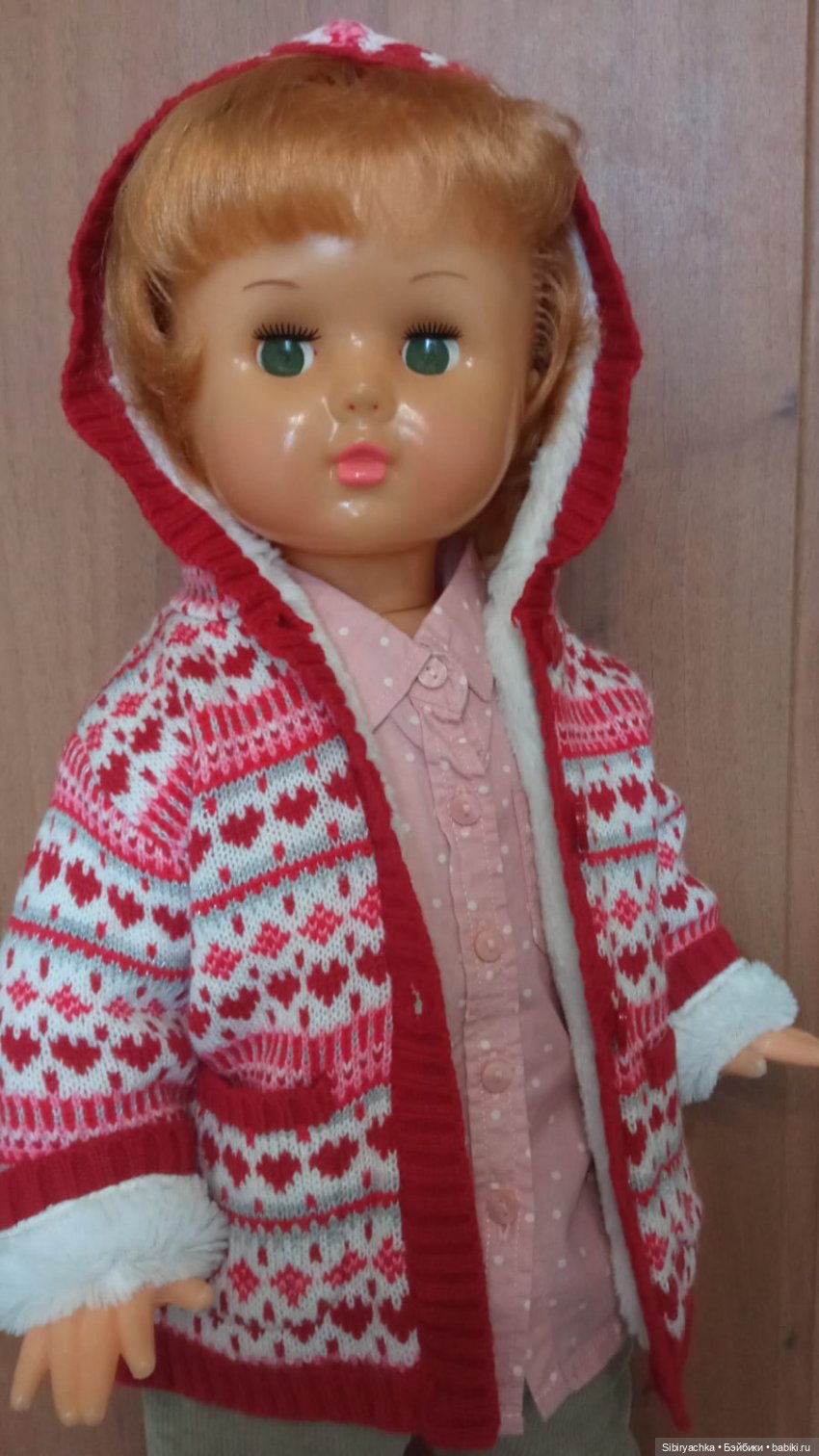 Девочка из прошлого Марина примеряет современную одежду (фото 6)