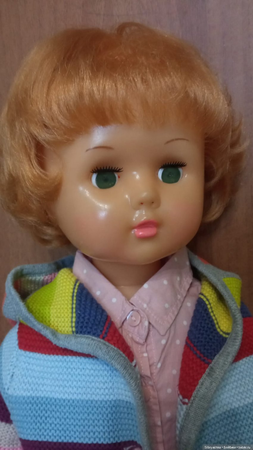 Девочка из прошлого Марина примеряет современную одежду