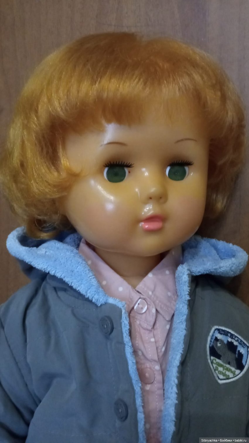 Девочка из прошлого Марина примеряет современную одежду