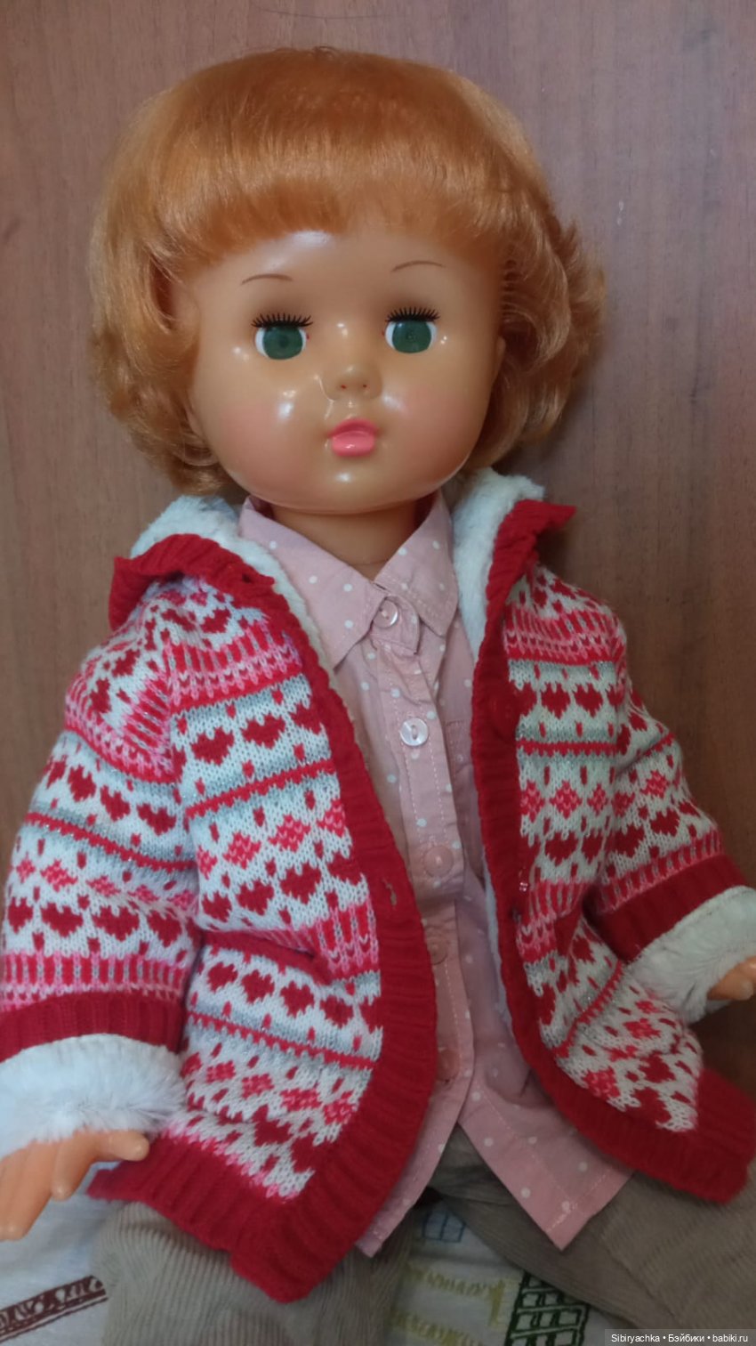 Девочка из прошлого Марина примеряет современную одежду (фото 3)