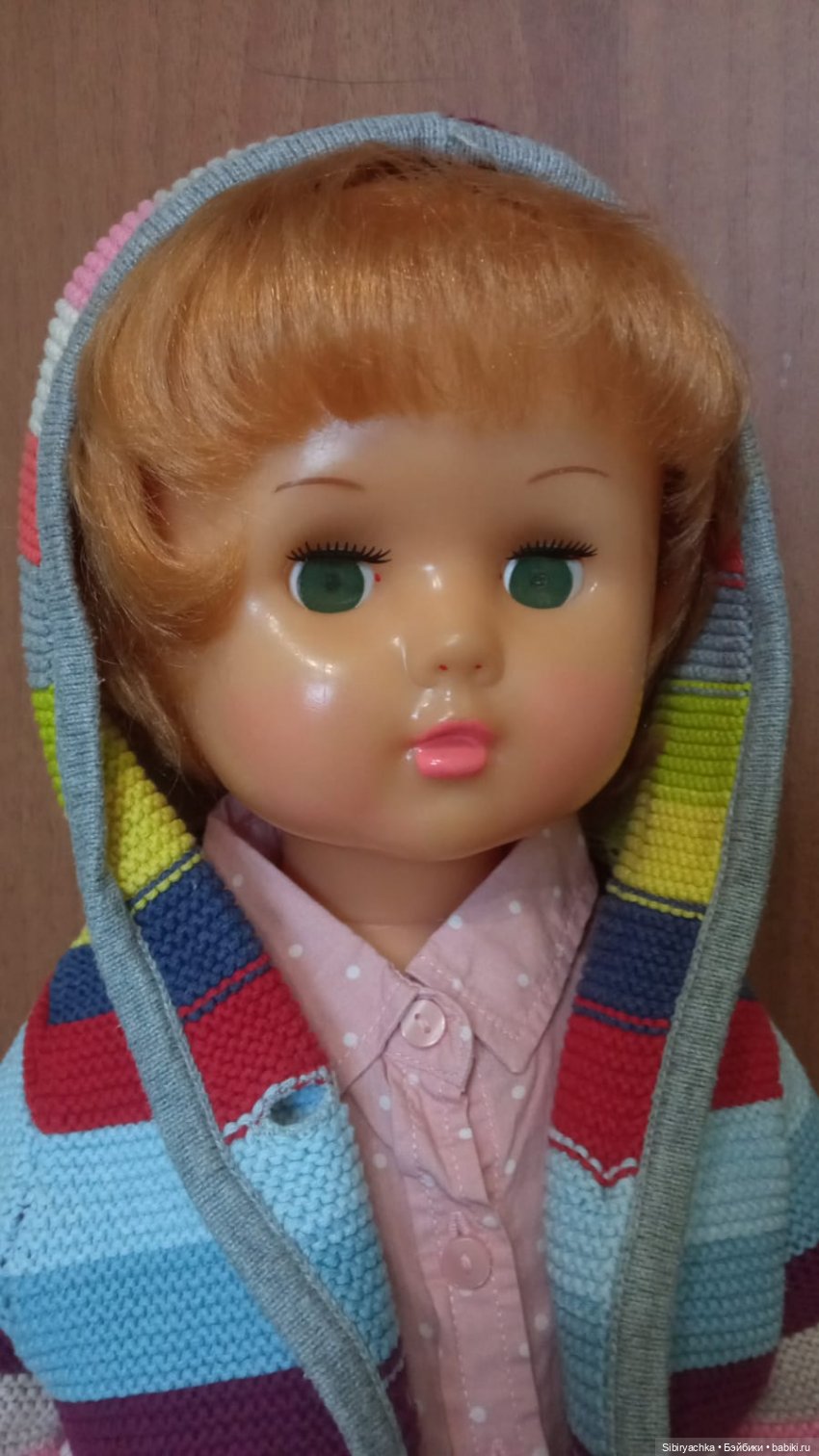 Девочка из прошлого Марина примеряет современную одежду