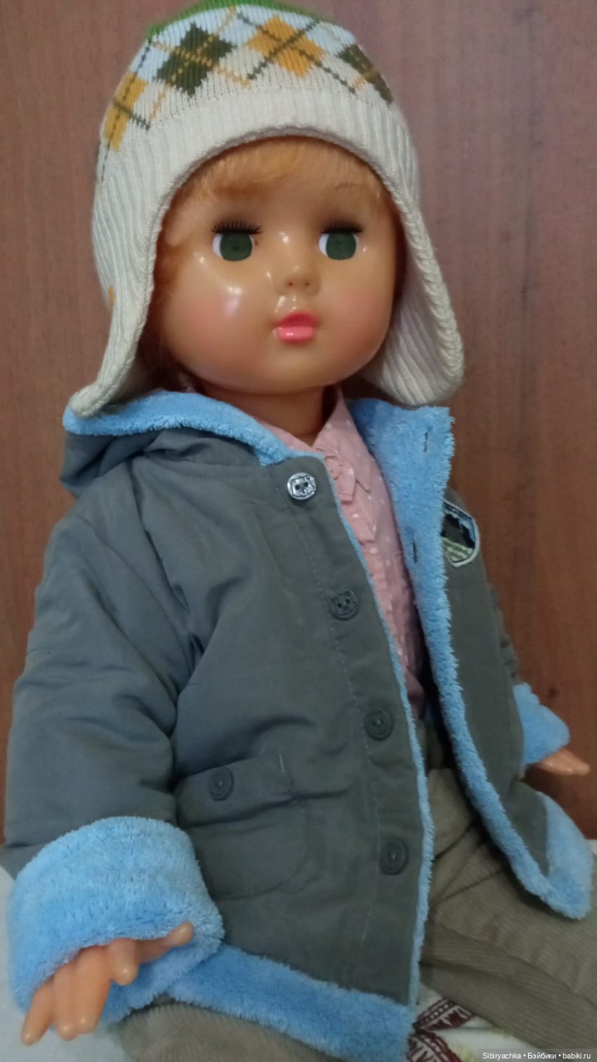 Девочка из прошлого Марина примеряет современную одежду