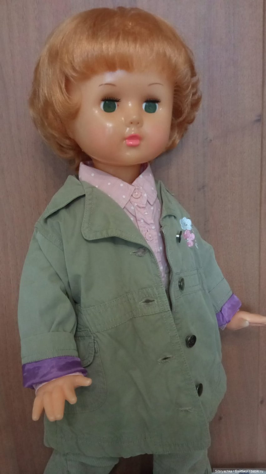 Девочка из прошлого Марина примеряет современную одежду