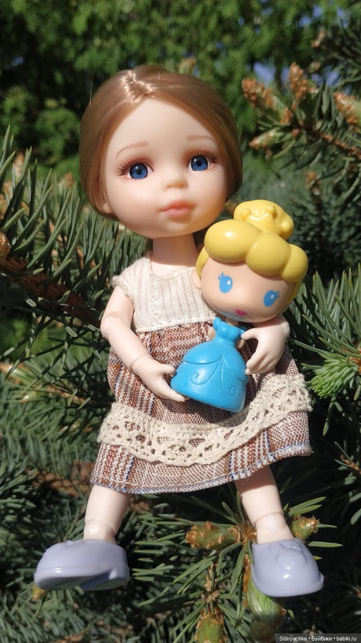 Первая летняя прогулка Лизоньки и Полины