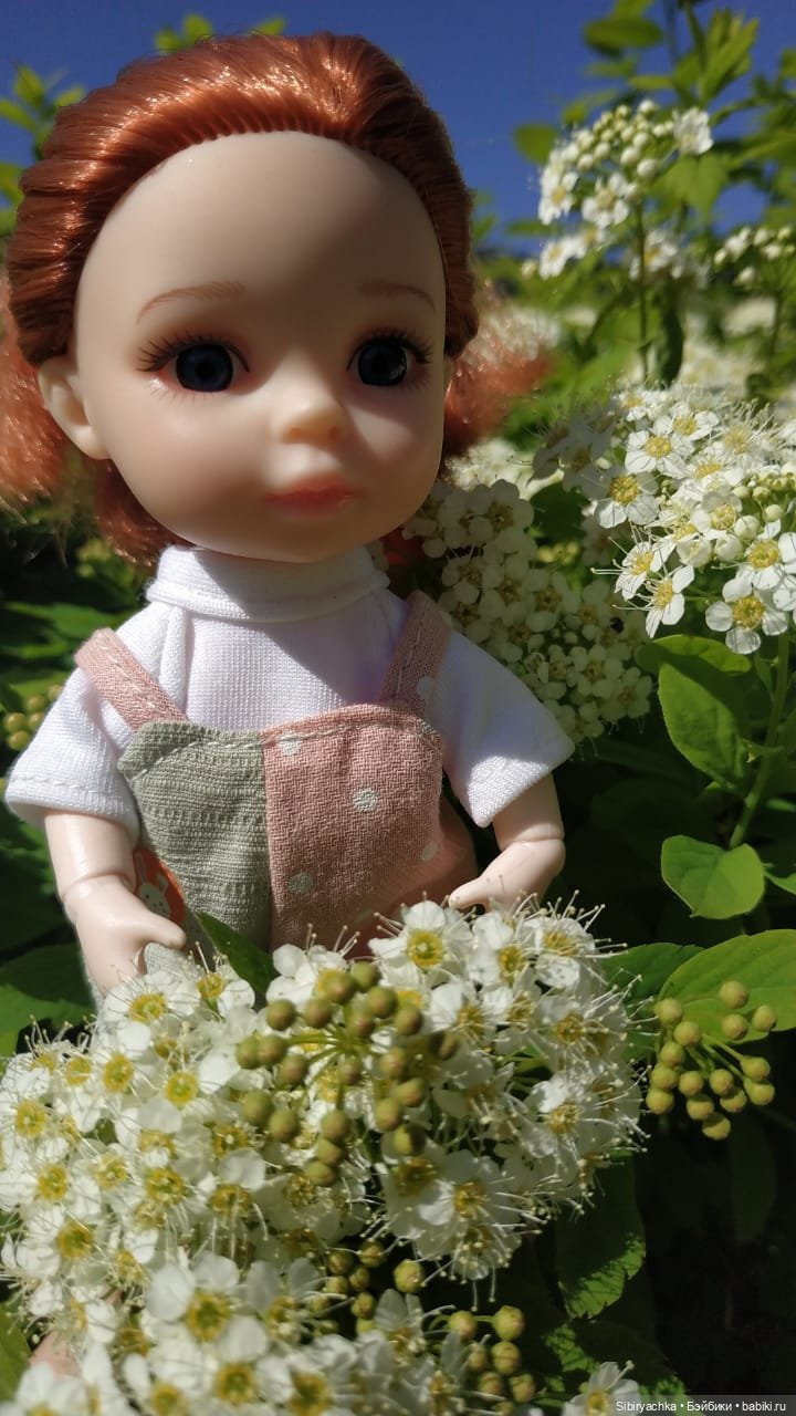 Первая летняя прогулка Лизоньки и Полины